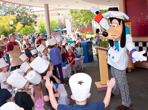Chef Goofy meeting with kids at Jr Chef event